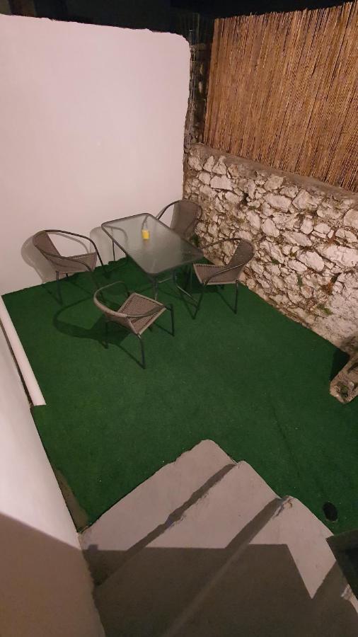Larry'S Little Place In The Center Of Gytheio Eksteriør billede